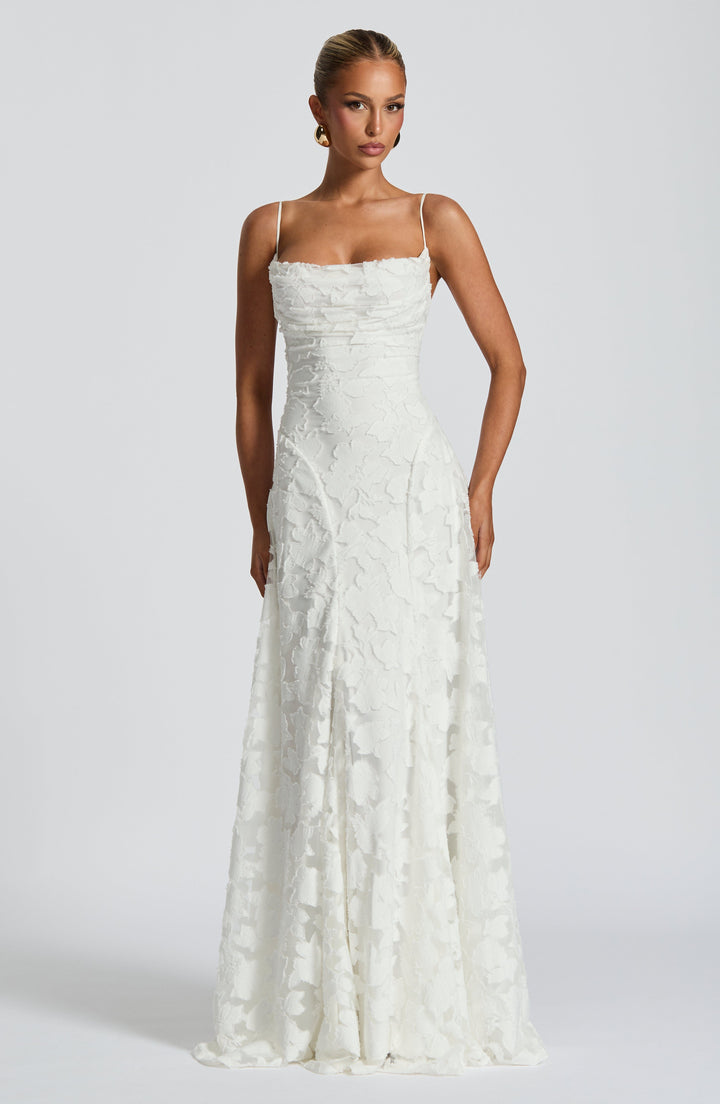 Przytula™ | Szkarłatna Elegancja — tam, gdzie elegancja spotyka się z pewnością siebie