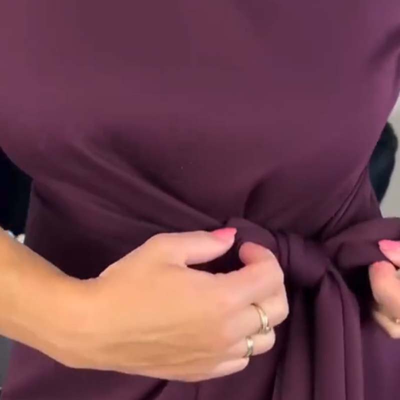 Przytula™ | Milena — Elegancka Sukienka z Wiązaniem i Delikatnym Rozcięciem